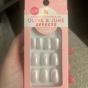 olive and june Effects Press-Ons nail— White Chrome French